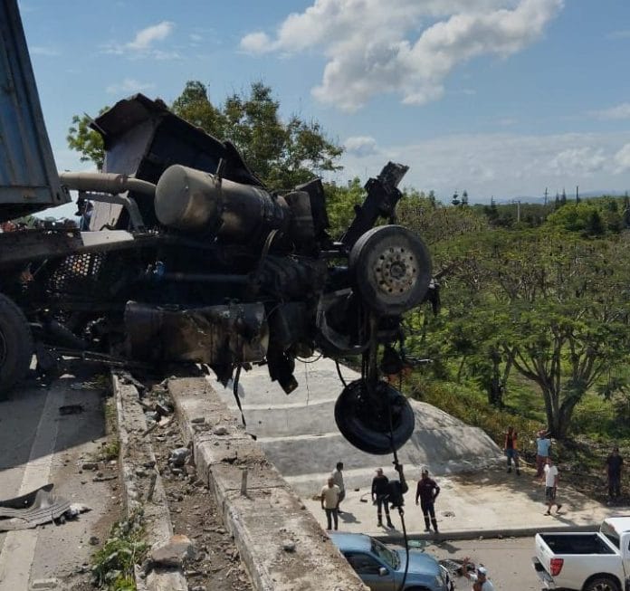 Se vuelca furgón en tramo de autopista Duarte y paraliza tránsito 