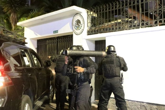 ¿Por qué esto es tan relevante que la policía ecuatoriana irrumpiera en la embajada de México?
