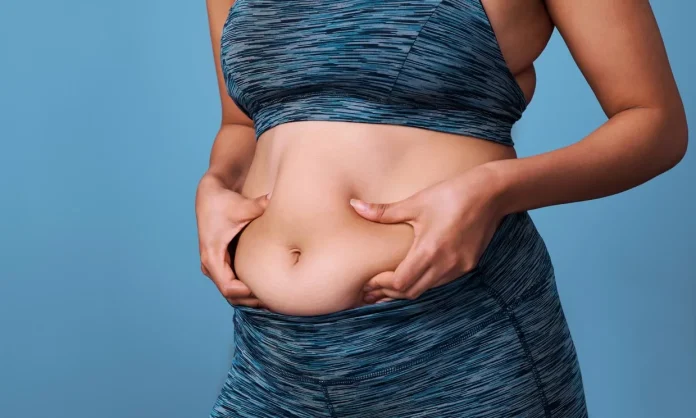 El estudio propone métodos de diagnóstico más accesibles, como la medición de la circunferencia abdominal y el cálculo clínico de masa muscular, lo que permitiría identificar tempranamente a las personas en riesgo desde la atención primaria.