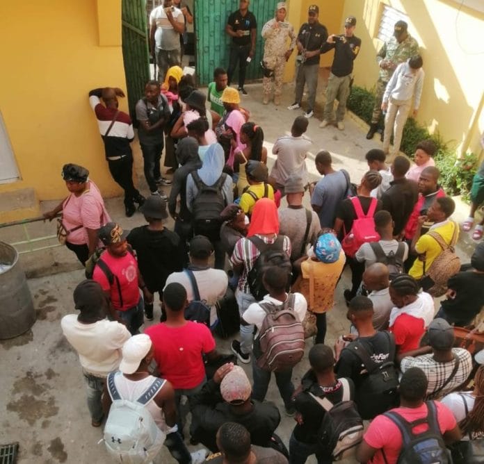 Autoridades detienen a 72 haitianos con estatus migratorio irregular en hotel de Elías Piña