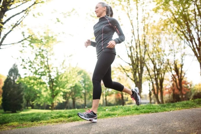 Caminar rápido puede prevenir arritmias cardíacas: cuál es el ritmo ideal