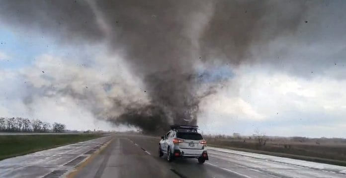 Tornado en Lincoln, Nebraska, destruye todo a su paso