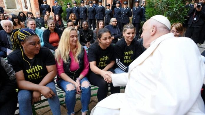 El papa visita cárcel de mujeres en Venecia y hace un llamado al sistema penitenciario