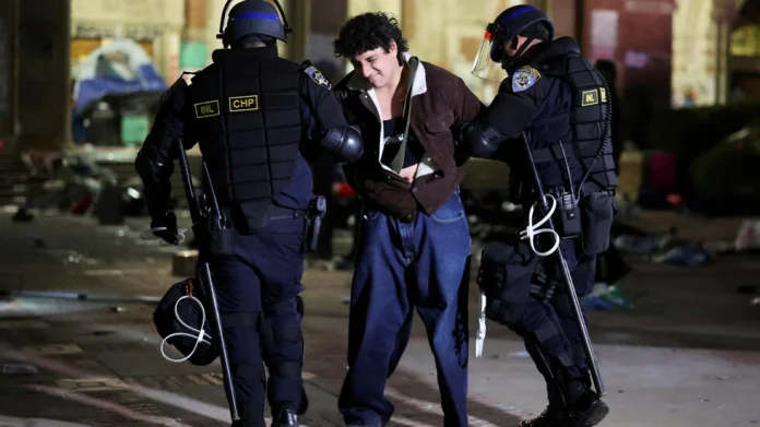 Más de 130 detenidos en UCLA tras irrupción de la Policía
