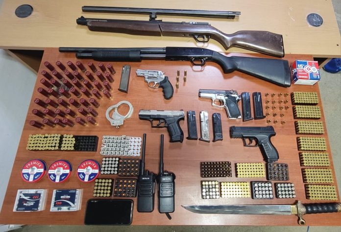 Confiscan armas de fuego ilegales, rifle, y decenas de municiones en Santiago