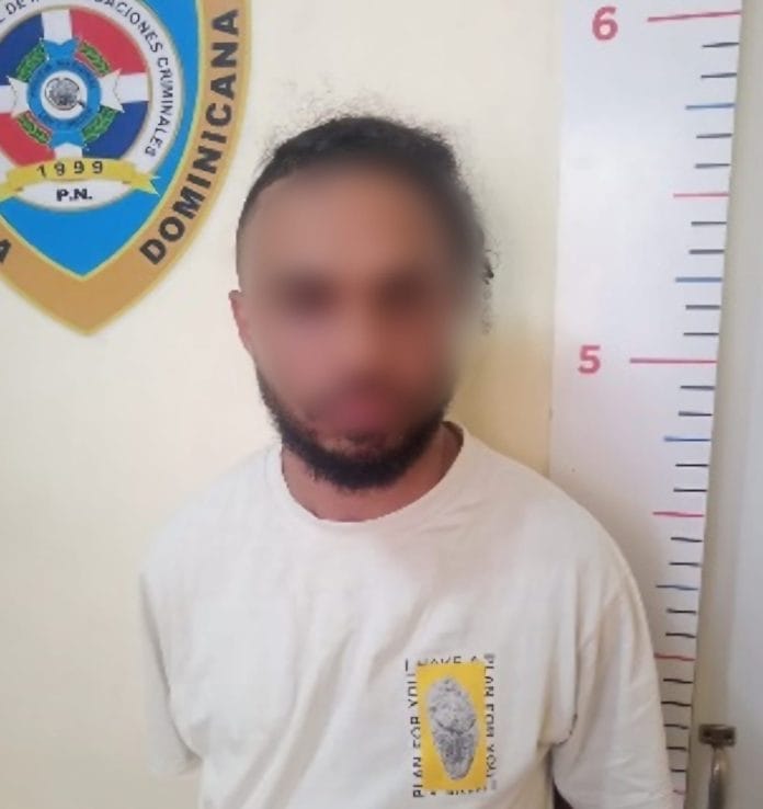Policía detiene en La Romana a hombre con 14 tarjetas bancarias robadas