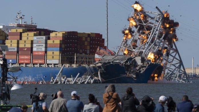 Demuelen con explosivos el puente colapsado de Baltimore