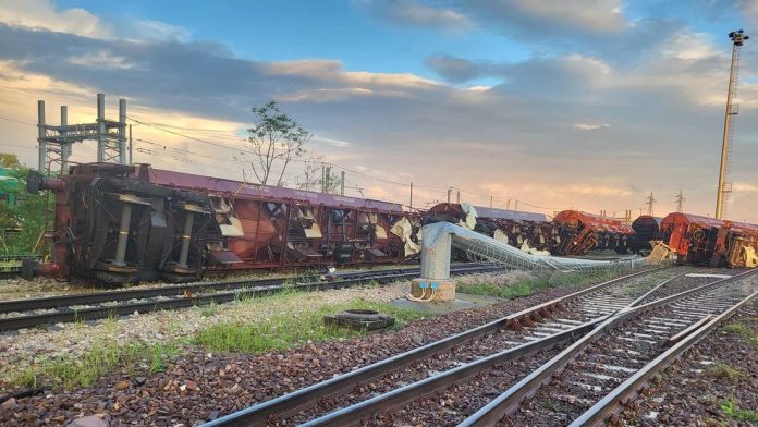 Fuertes ráfagas de viento vuelcan un tren de mercancías en Italia