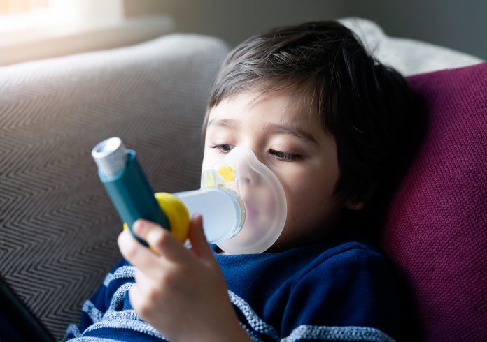 El inconveniente es considerable: los corticosteroides sistémicos, aunque eficaces para calmar la inflamación, implican riesgos severos cuando se utilizan a largo plazo.