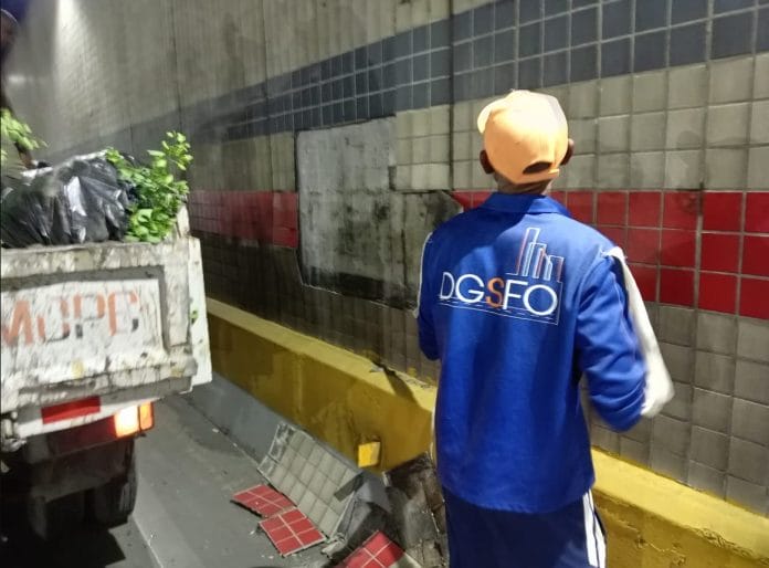 Reportan desprendimiento parcial de cerámica en túnel de la 27 de Febrero