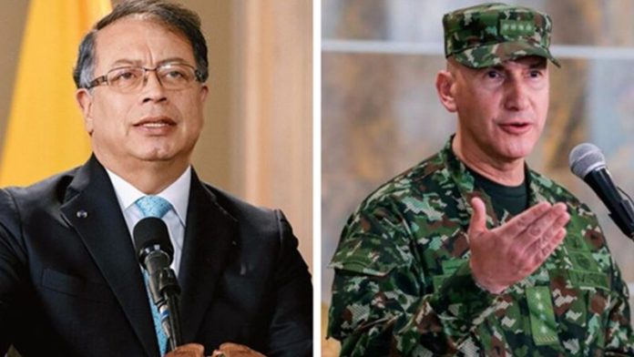 Petro destituye al comandante del Ejército colombiano