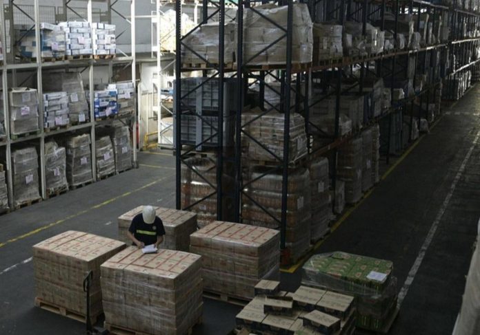 Justicia ordena a Milei repartir alimentos estaban almacenados en depósitos