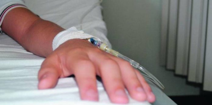 Permanece ingresada con varias fracturas menor agredida en escuela de Santiago