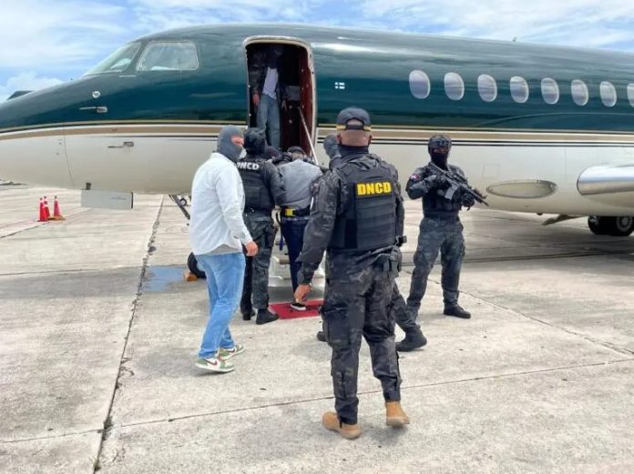 Holandeses acusados de narcotráfico y lavado de activos son extraditados a Países Bajos