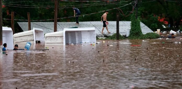 Aumentan a 84 los muertos por las inundaciones en Brasil