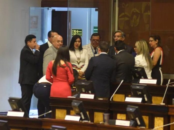 Asamblea de Ecuador cita a ministra de Ambiente por licencias ambientales en zona protegida
