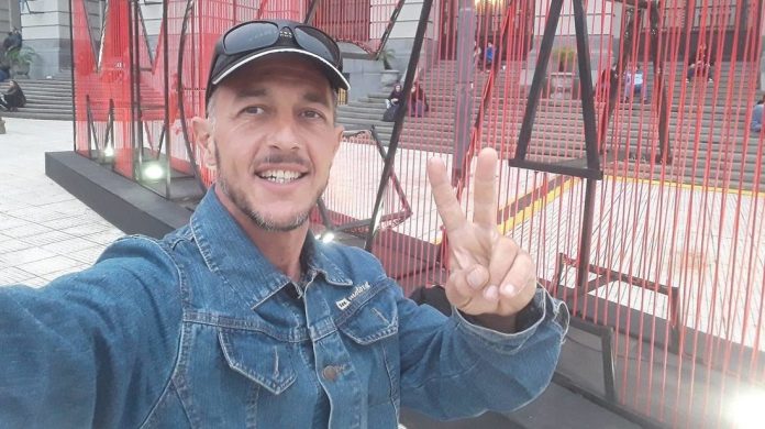 Tres años y seis meses de prisión para hombre que arrojó botella a Milei