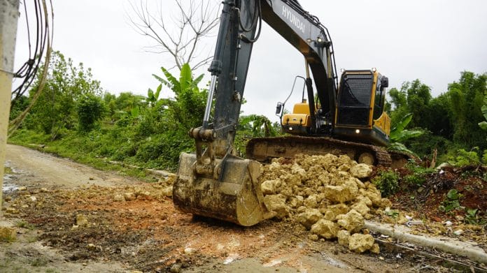 INDRHI recorre Bajo Yuna; equipos pesados accionan en producción agrícola