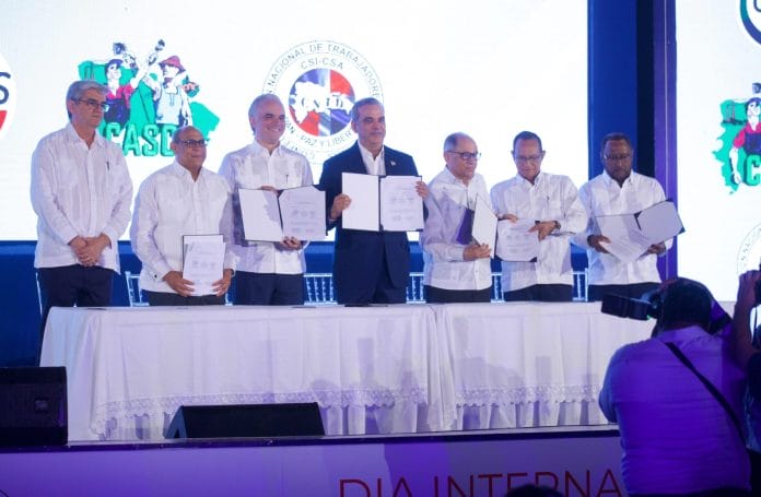 Gobierno y sindicalistas firman pacto para mejorar salarios y seguridad social