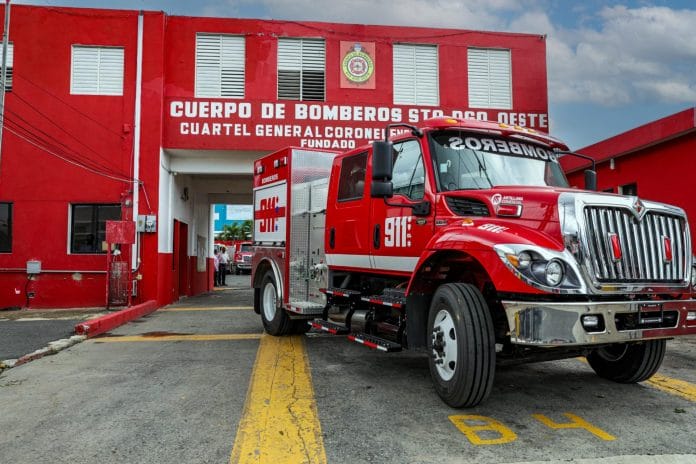 Sistema 911 busca proteger vidas y propiedades en SDO con entrega de nuevo camión de bomberos