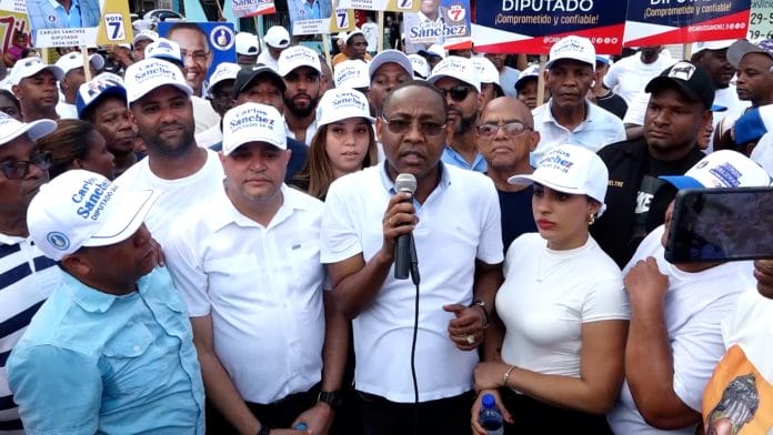 Diputado Carlos Sánchez afirma trabaja para representar la gente con dignidad