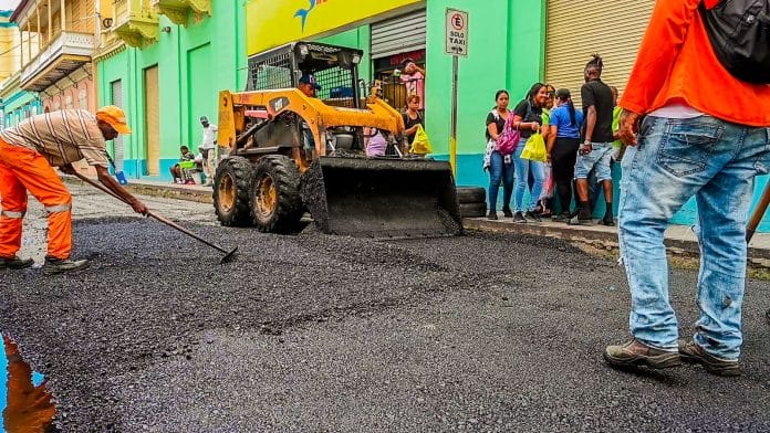 Alcaldía de Santiago inicia asfaltado en vías zona urbana del municipio