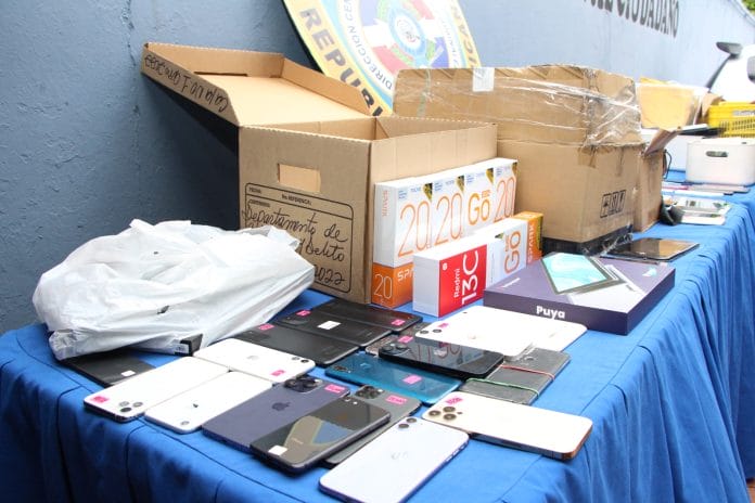 Desmantelan tienda clandestina se dedicaba a comprar y vender teléfonos robados en Capotillo