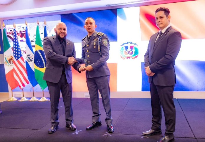 Oficial superior PN premiado en El Salvador por destacado desempeño