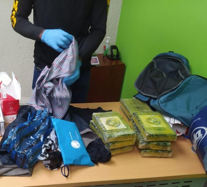 Detienen en AIPC extranjero viajaría a París con ocho paquetes presumiblemente cocaína