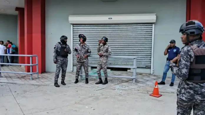 Supermercado lamenta lo sucedido tras asalto en su establecimiento en Santiago