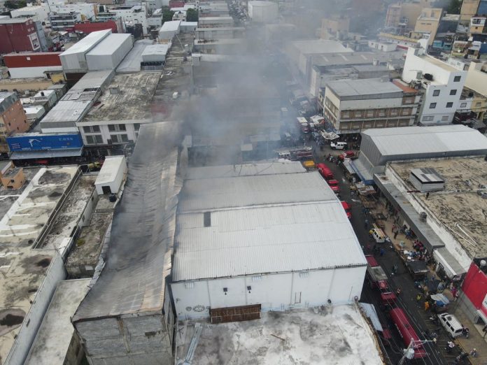 Sistema 911 coordina asistencia en incendio de tienda ubicada en Mejoramiento Social, DN
