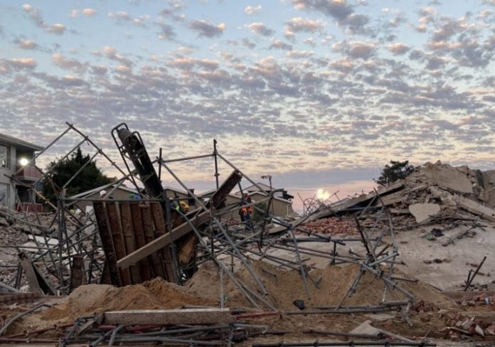 Siete muertos y decenas de obreros atrapados por derrumbe de edificio en Sudáfrica