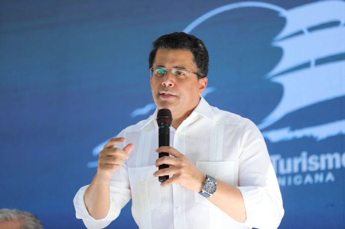 El funcionario destacó que, pese a las dificultades generadas por el cierre administrativo estadounidense, el país mantiene un ritmo ascendente en la llegada de pasajeros, superando a otras naciones de la región.