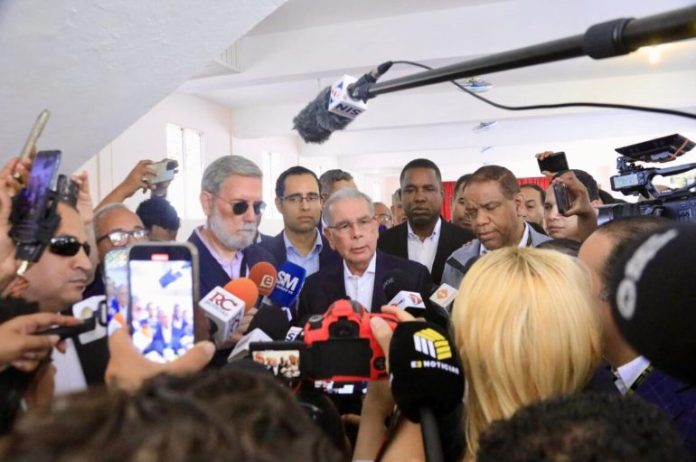 Danilo Medina denuncia compra de cédulas, boletas premarcadas y carpas del PRM disfrazadas de la Cruz Roja