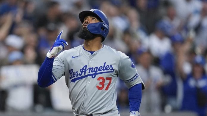 Teoscar da grand slam y Dodgers blanquean a los Padres