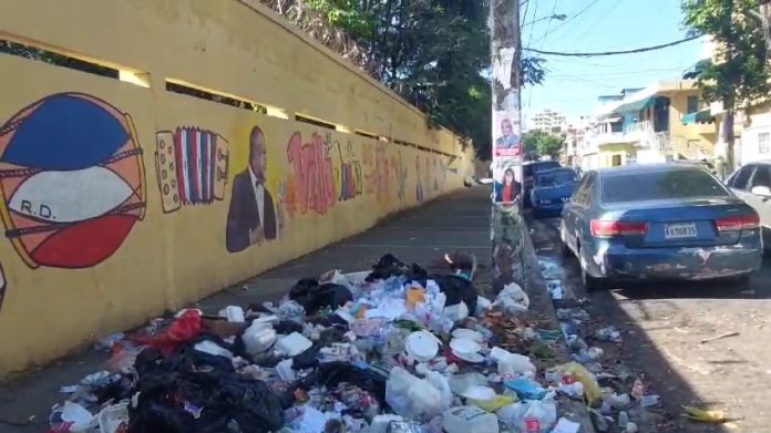 Aguas contaminadas y basura amenaza salud de estudiantes y residentes en Villa Juana