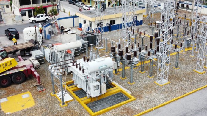 Edeeste trabaja en instalación de transformador para eliminar interrupciones en La Romana