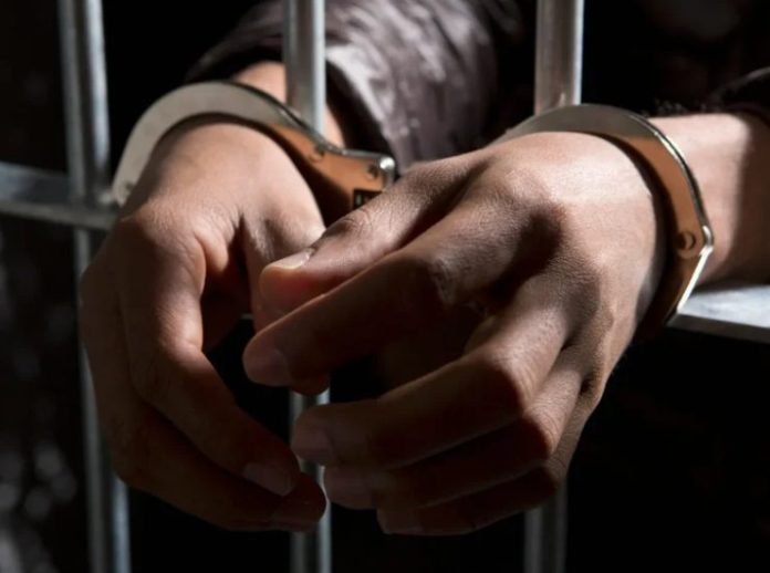 Apresan hombres transportando 64 paquetes de presunta cocaína