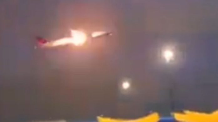 Despegue fallido | Se incendia avión de Air Canadá durante vuelo con más de 300 pasajeros