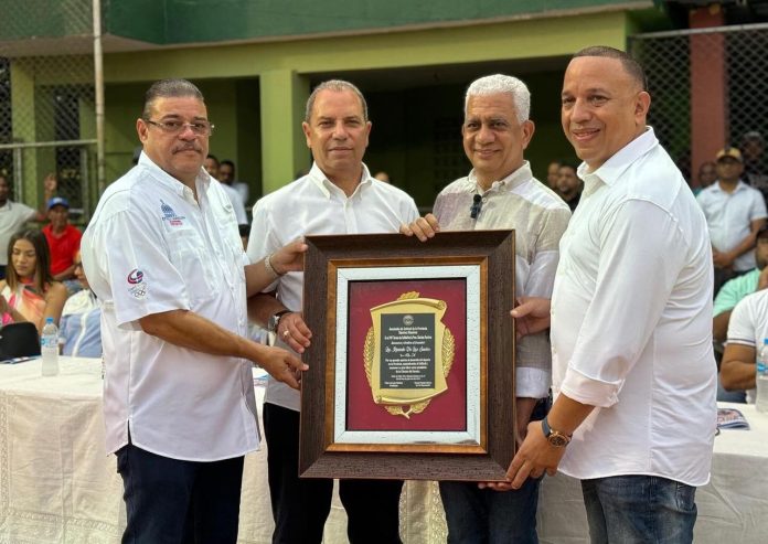 Presidente del Senado recibe reconocimiento de la Asociación de Softball de la provincia Sánchez Ramírez 