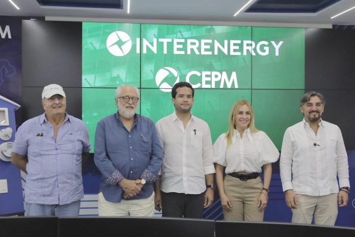 CEPM recibe visita del senador electo Omar Fernández y le explica sistema energético