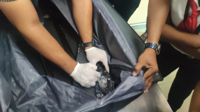 Detienen pareja abordarían un vuelo a España con seis láminas presumiblemente cocaína