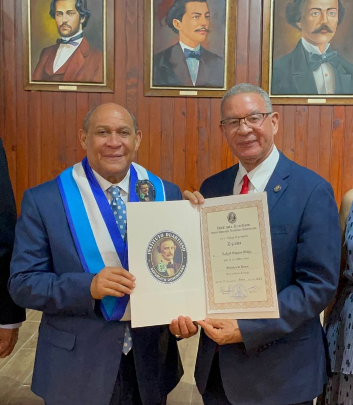 Instituto Duartiano reconoce trayectoria de profesor Rafael Santos Badía