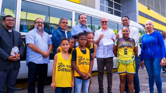 Entregan autobús al Club Rafael Barías en Villa Consuelo
