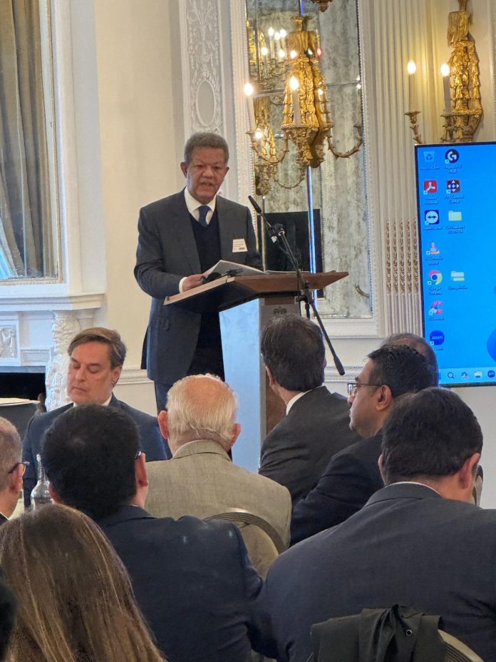 Leonel Fernández aborda la seguridad energética en El Caribe, en conferencia en Londres