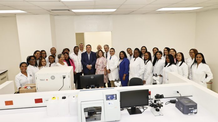 SNS pone en funcionamiento laboratorio clínico en Eduardo Aybar