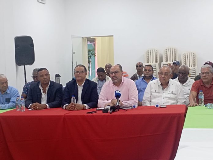 Denuncian competencia desleal por el MINERD para servicio de Transporte Escolar