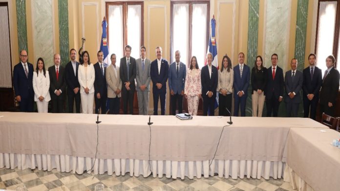 Abinader propone actualizar agenda de trabajo conjunta con exportadores para desarrollo del sector