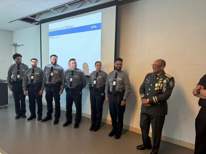 Director general PN visita aula temática de la Academia Policial de Nueva York