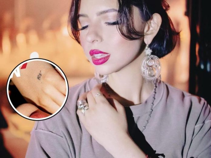 Ángela Aguilar demuestra su amor a Christian Nodal tatuándose las iniciales de su nombre